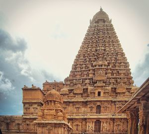 Exterior of brihadeeswarar temple against sky