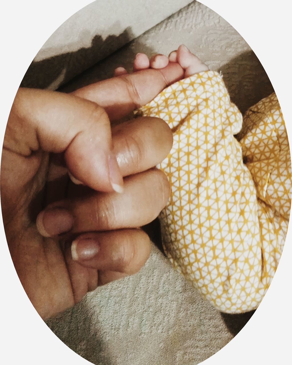 CLOSE-UP OF WOMAN HAND HOLDING BREAD