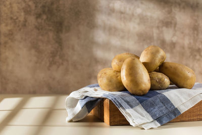 Raw potatoes on a napkin. the concept of harvesting, organic food.