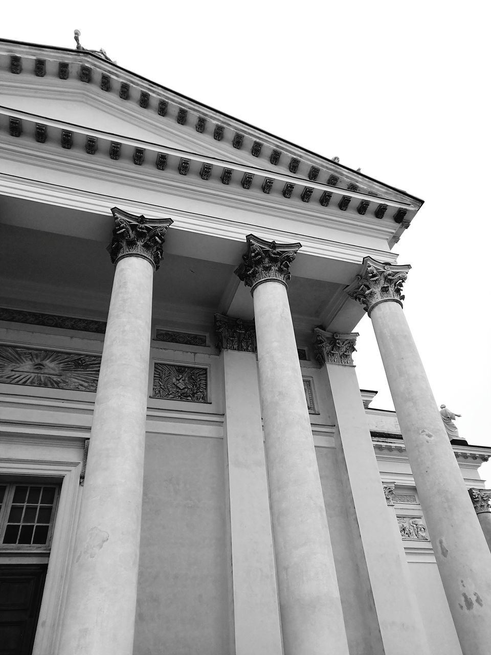 architecture, architectural column, built structure, black and white, building exterior, column, low angle view, monochrome photography, monochrome, government, sky, history, no people, the past, city, white, landmark, day, travel destinations, building, nature, travel, outdoors, courthouse, clear sky, law