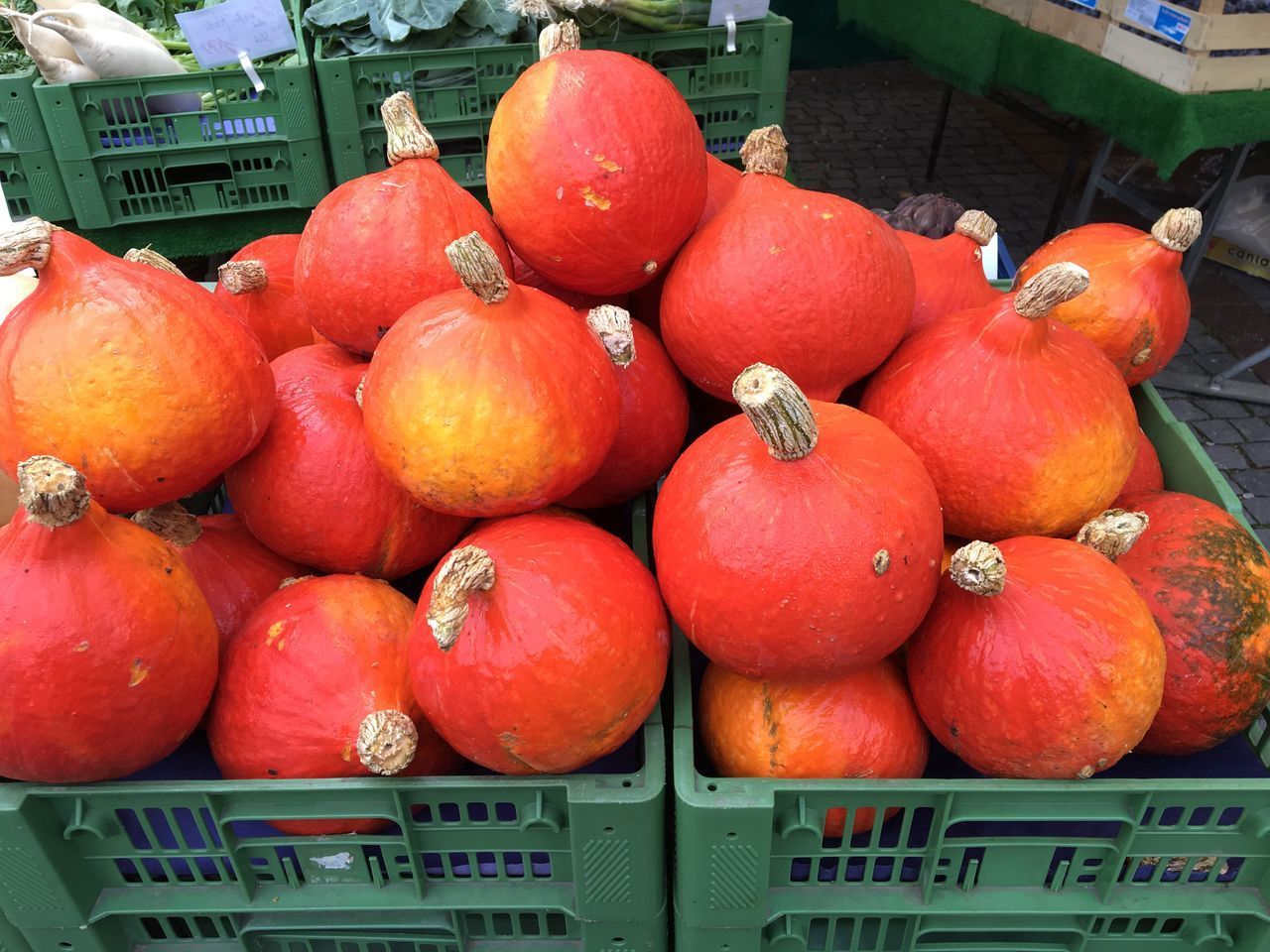 CLOSE-UP OF ORANGES IN MARKET