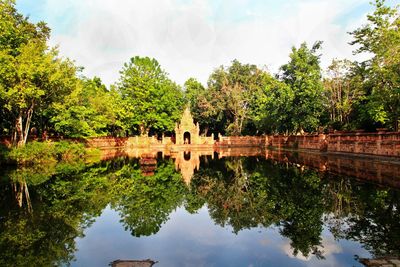 Reflection of trees in lake against sky