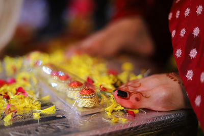 Close-up of woman hand holding leaves