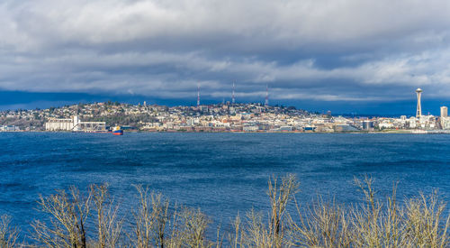 A view of the seattle skyline on a clear day.