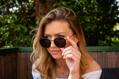 Close-up of woman wearing sunglasses looking away outdoors