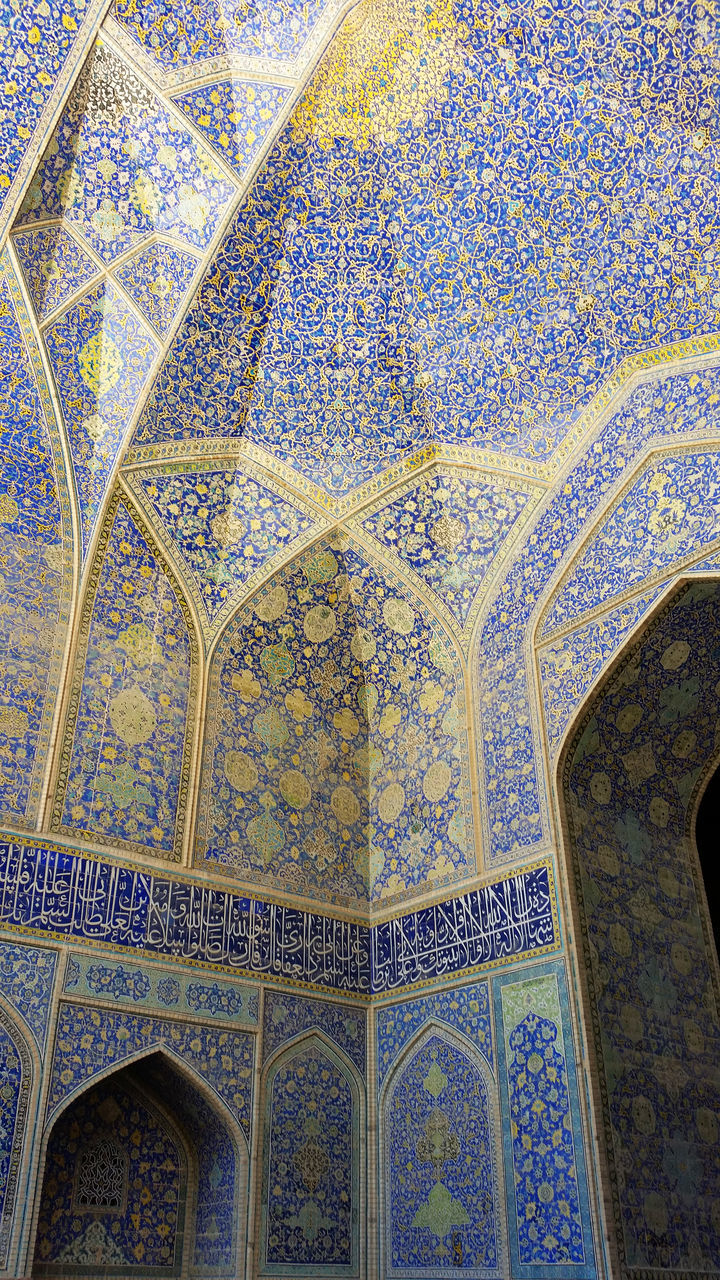 LOW ANGLE VIEW OF ORNATE CEILING