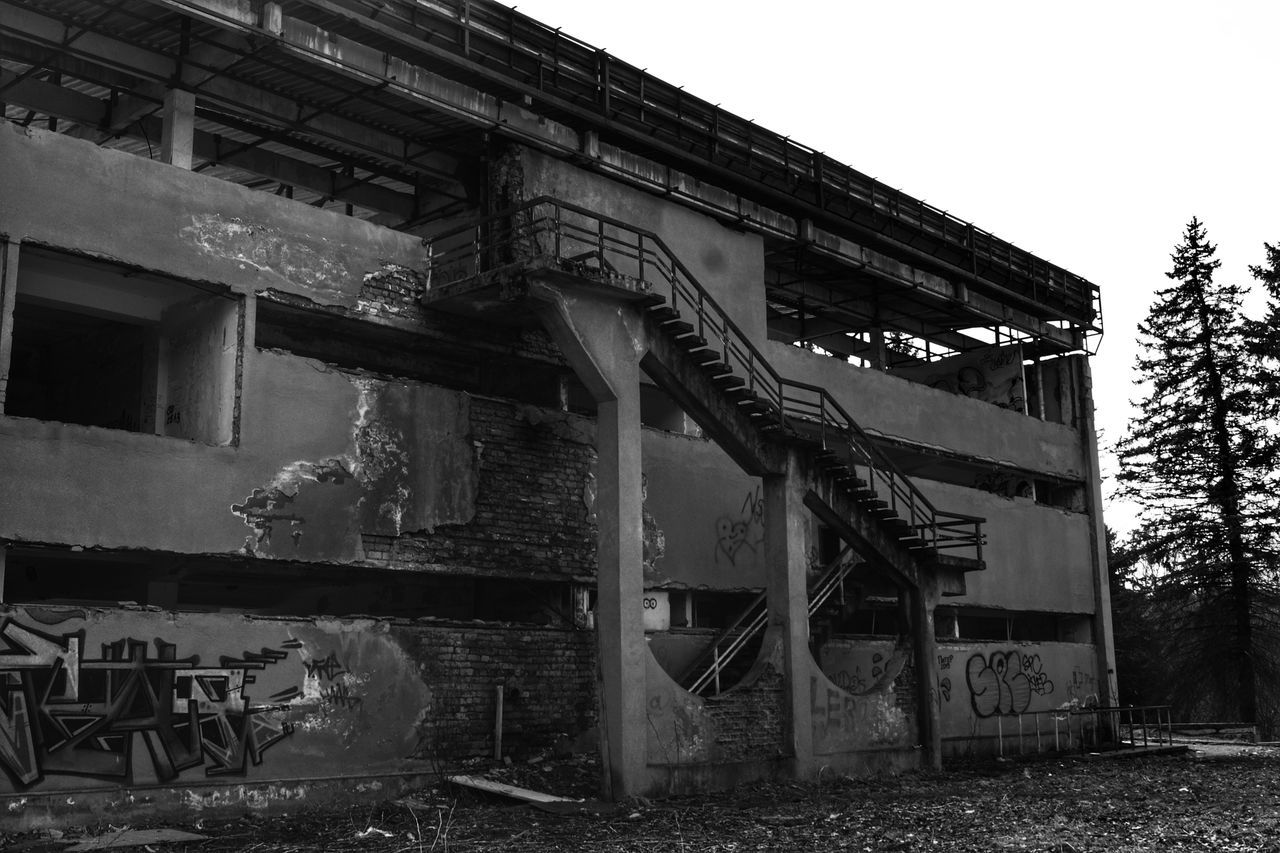 LOW ANGLE VIEW OF ABANDONED HOUSE AGAINST SKY