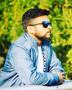 Side view of young man wearing sunglasses