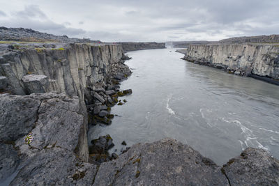 Jokulsa a fjollum river flowing between basalt cliffs near selfoss and dettifoss waterfalls. 