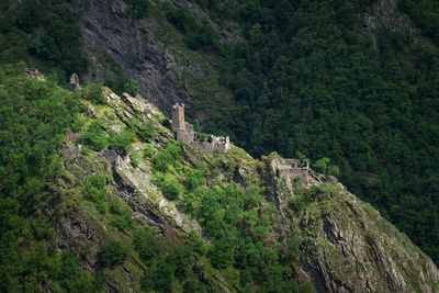 Ancient historical towers in the mountains of chechnya. aerial view of mountain range