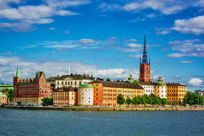 River against buildings in city