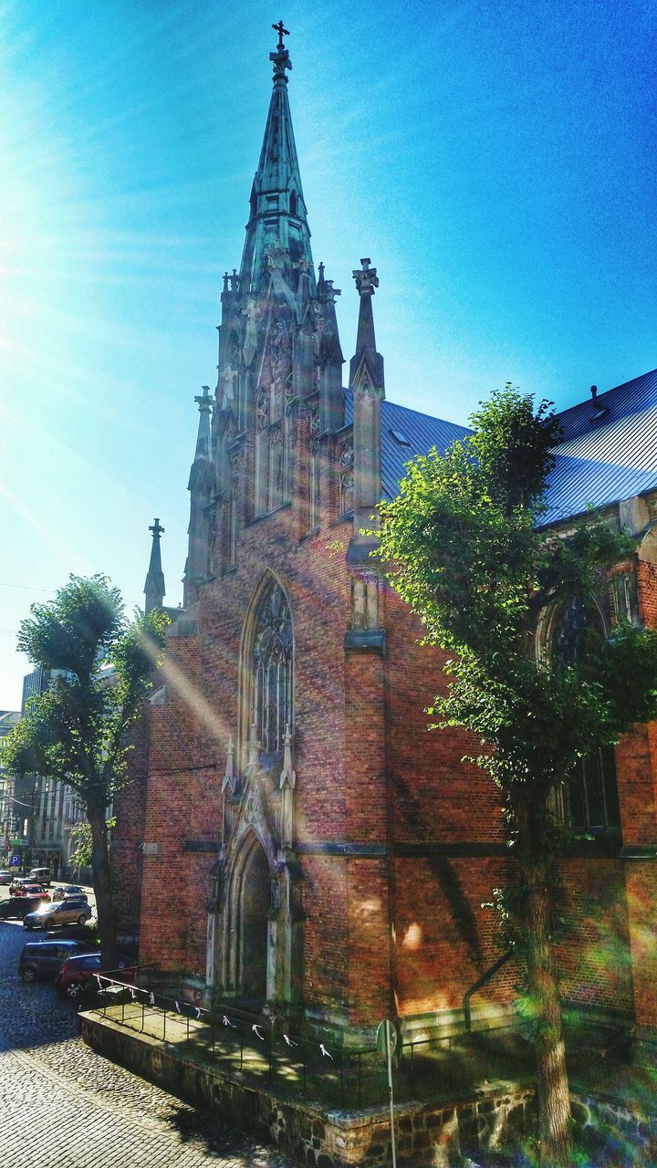 LOW ANGLE VIEW OF A STATUE OF BUILDING