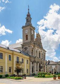 Dormition of the theotokos kosciol in zolochiv, lviv region of ukraine, on a sunny summer day