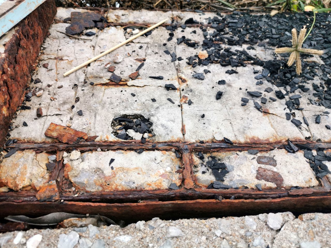 HIGH ANGLE VIEW OF A RUSTY METAL