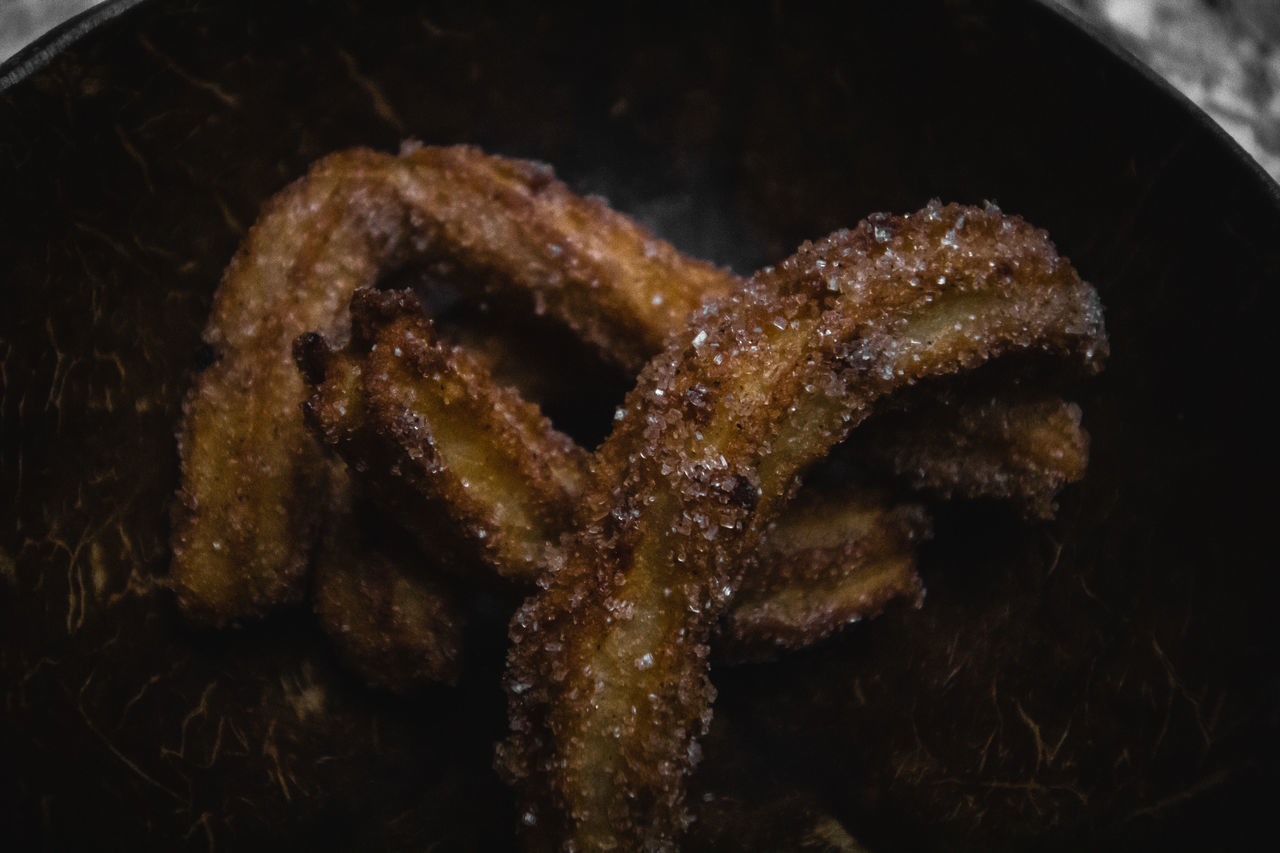 HIGH ANGLE VIEW OF CRAB IN PLATE