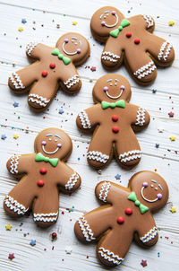 Christmas gingerbread men on a white wooden background. homemade delicious christmas gingerbread