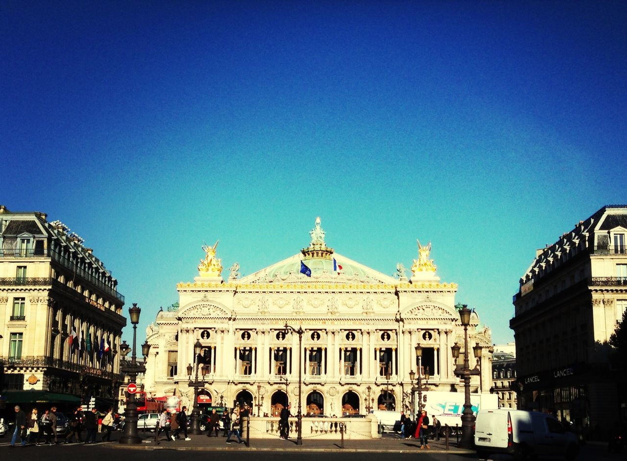 architecture, building exterior, clear sky, built structure, blue, famous place, copy space, travel destinations, tourism, large group of people, travel, international landmark, history, city, capital cities, incidental people, tourist, dome, car