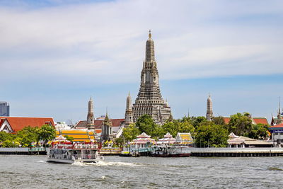 Wat arun ratchawararam is a temple located next to the chao phraya river in bangkok, thailand.