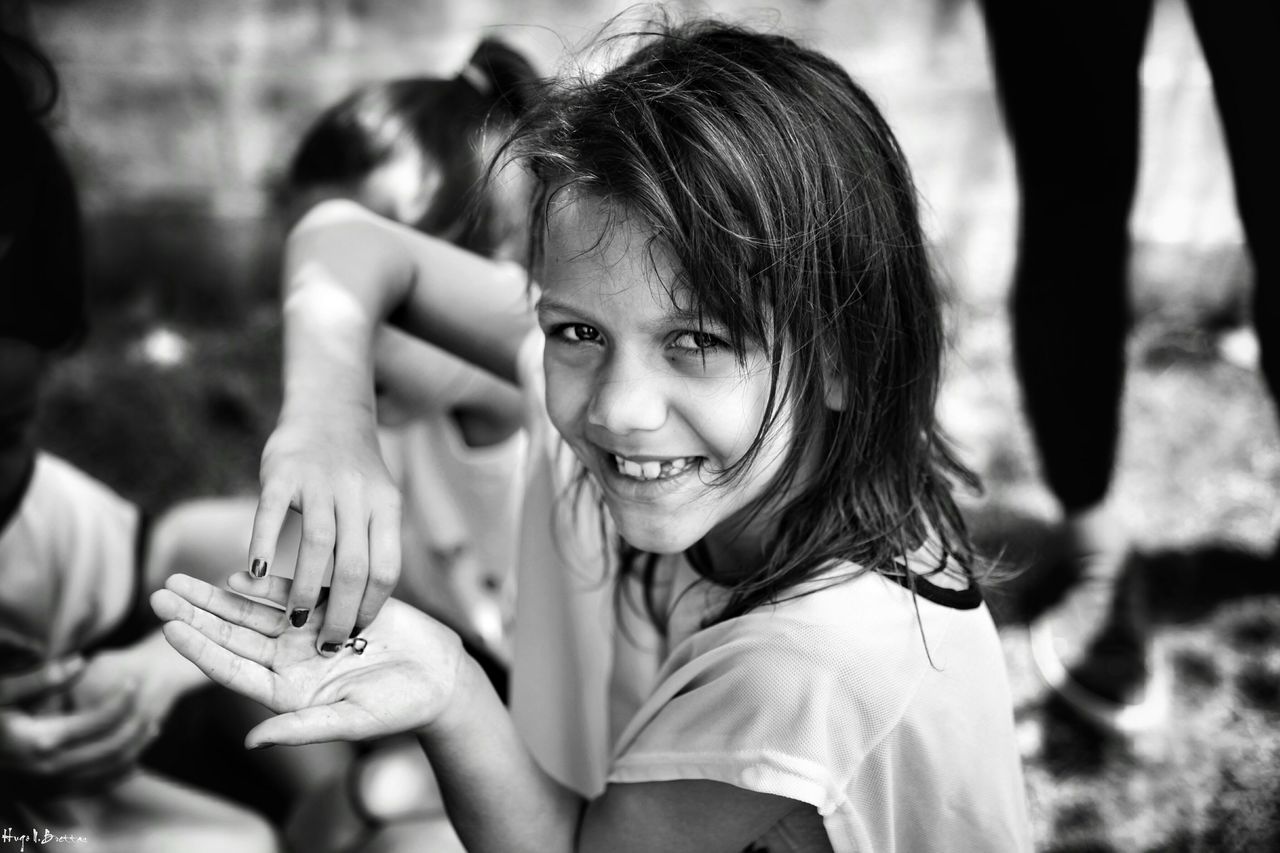 PORTRAIT OF YOUNG WOMAN SMILING