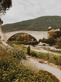 Arch bridge against sky