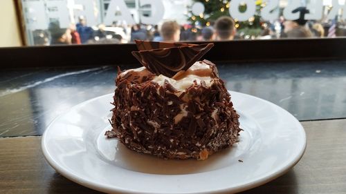 Close-up of chocolate cake in plate on table