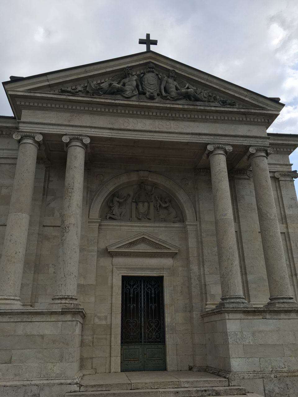 LOW ANGLE VIEW OF HISTORIC BUILDING AGAINST SKY