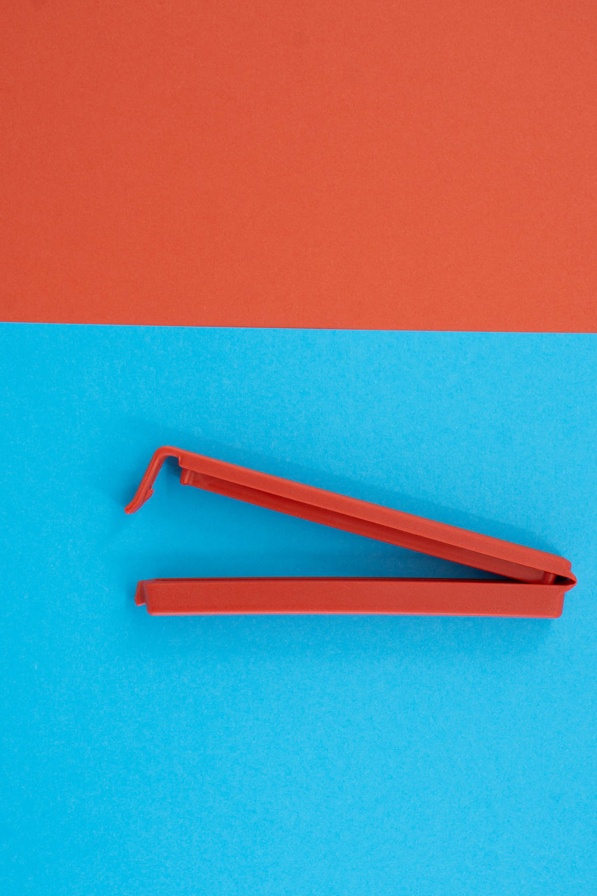HIGH ANGLE VIEW OF RED COLORED PENCILS ON TABLE