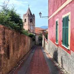 Narrow alley amidst buildings against sky