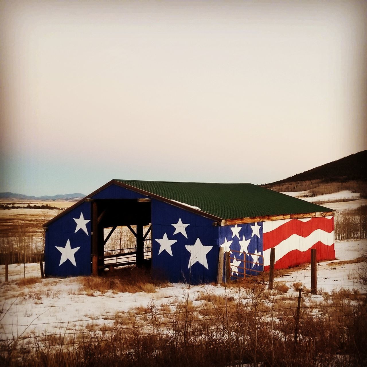 FLAG ON BUILT STRUCTURE AGAINST SKY