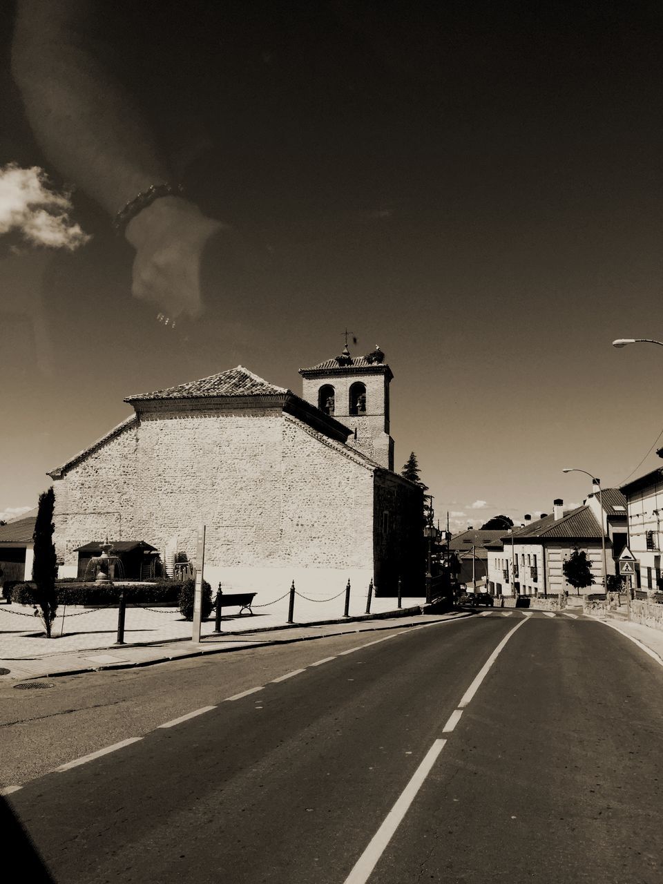 building exterior, architecture, built structure, the way forward, street, road, transportation, road marking, sky, city, house, incidental people, outdoors, clear sky, day, diminishing perspective, residential structure, vanishing point, street light, car