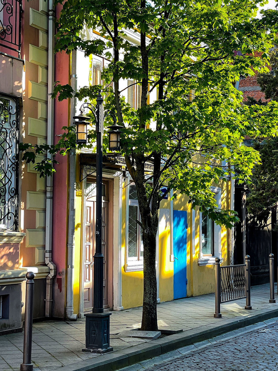 STREET LIGHT ON SIDEWALK BY BUILDING