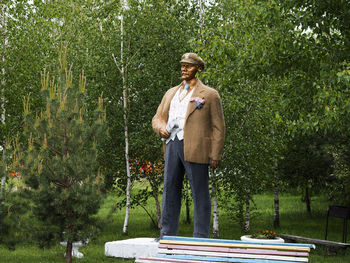 Monument vladimir lenin, decorated with ukrainian national symbols on the birches. 