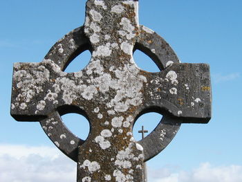 Low angle view of dry fungus on cross at clonmacnoise against sky