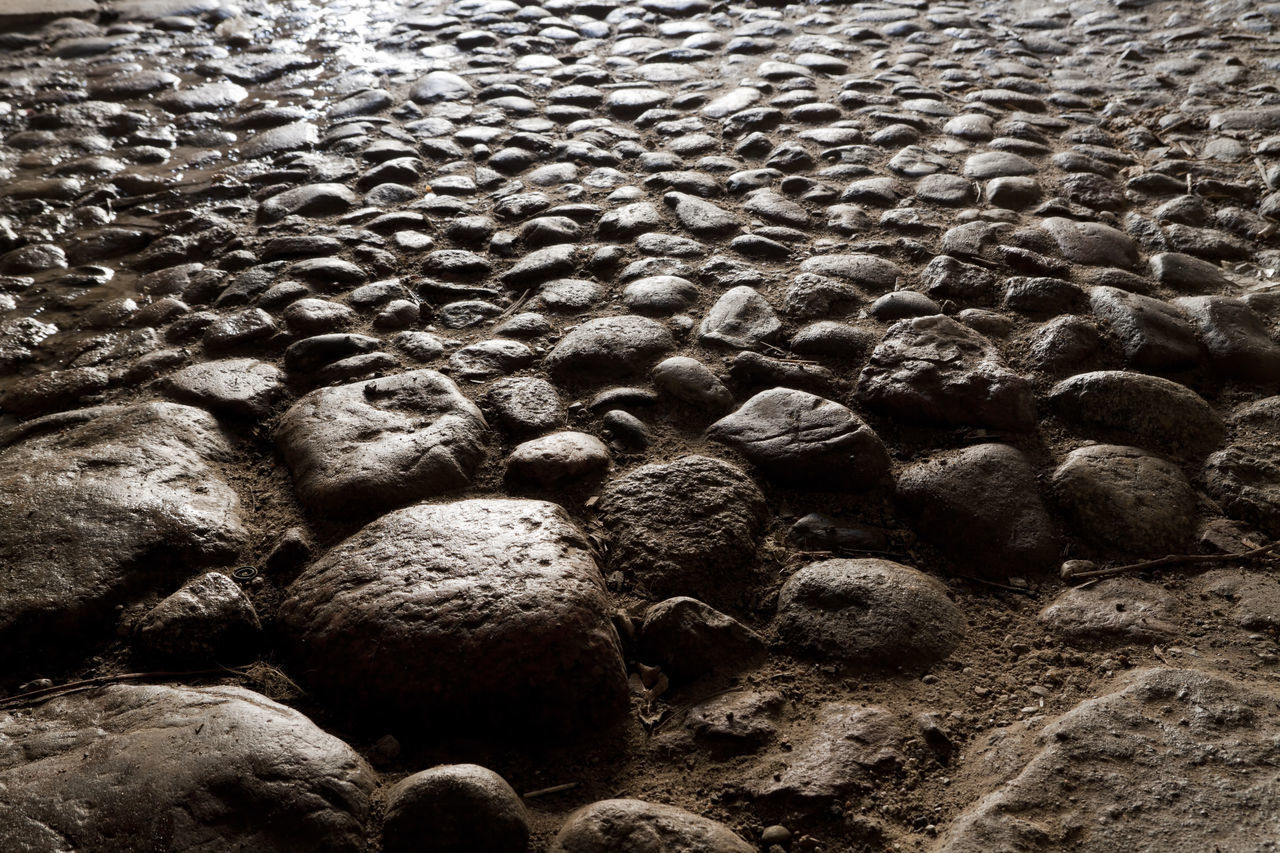 HIGH ANGLE VIEW OF STONES ON PEBBLES