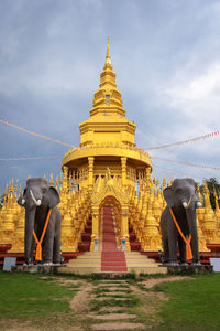 Statue of historic building against sky