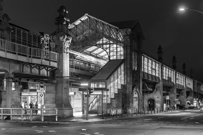 Illuminated street light