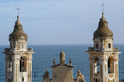 Statue of temple against sky