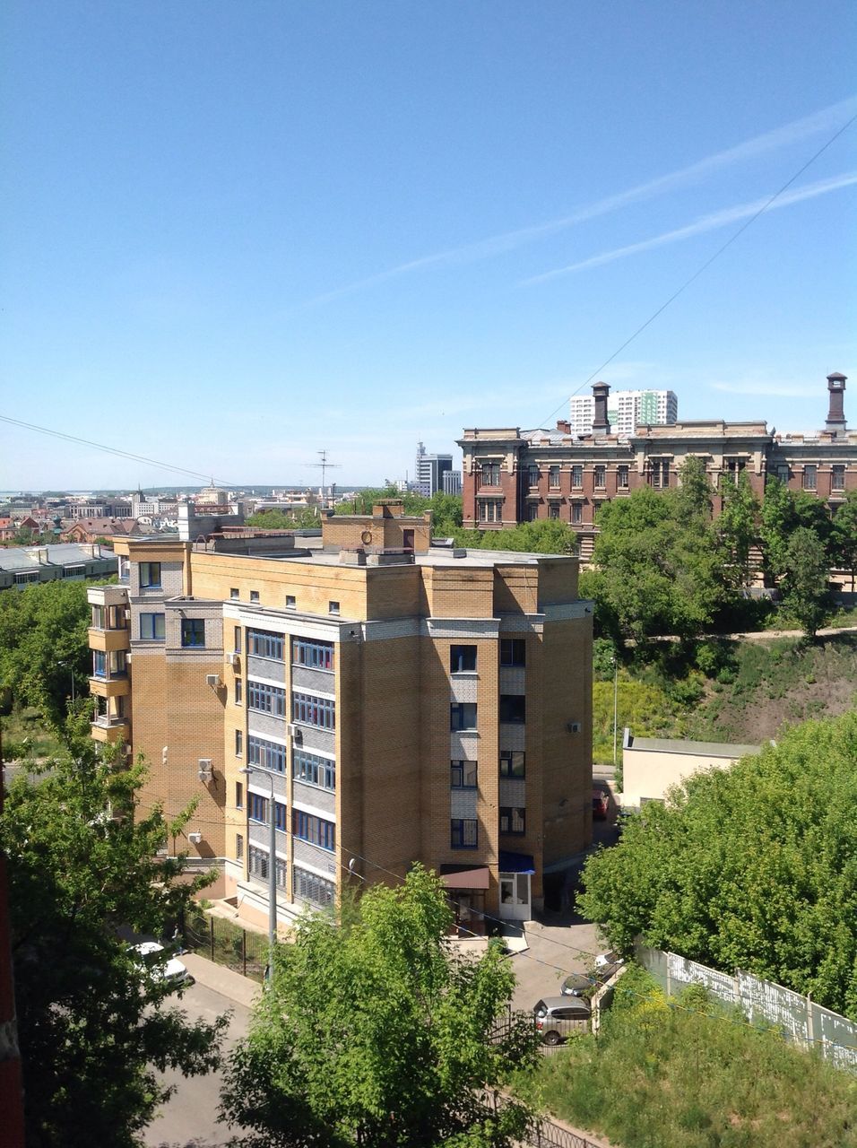 building exterior, architecture, built structure, blue, tree, residential structure, residential building, city, clear sky, sky, house, residential district, building, day, copy space, outdoors, town, high angle view, no people, cityscape