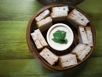 Steam thai sangkaya or pandan kaya bread with sweet dipping sauce