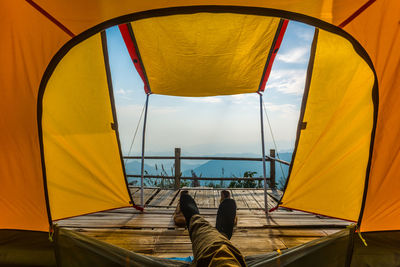 Low section of man in hot air balloon