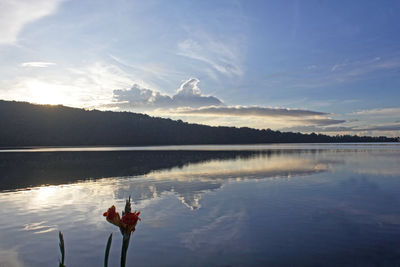 Ulundanu beratan lake in candikuning, bali, indonesia