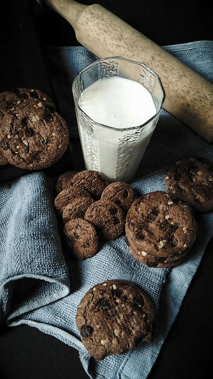 HIGH ANGLE VIEW OF COOKIES IN PLATE