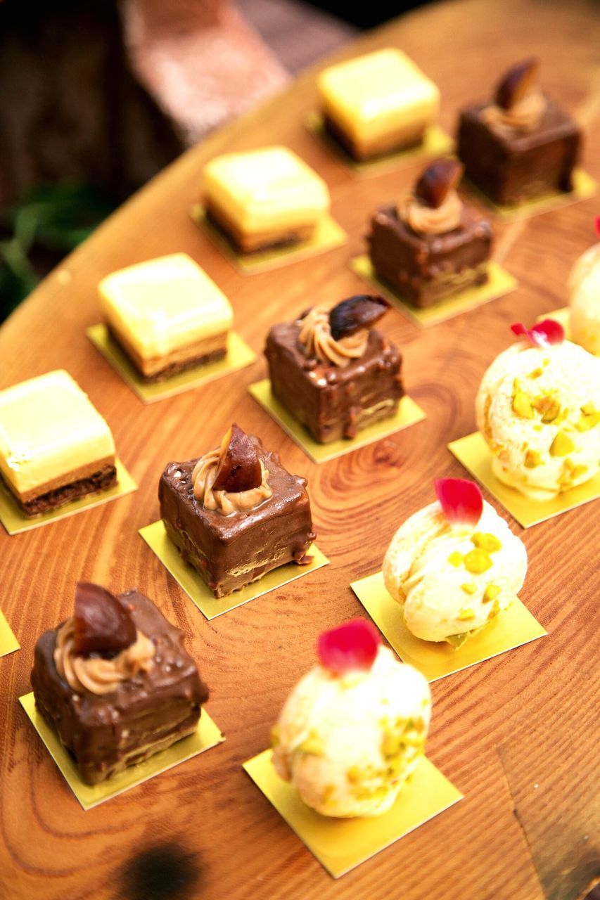 HIGH ANGLE VIEW OF CAKE SERVED ON CUTTING BOARD