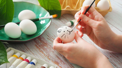 Cropped hands of woman holding pills