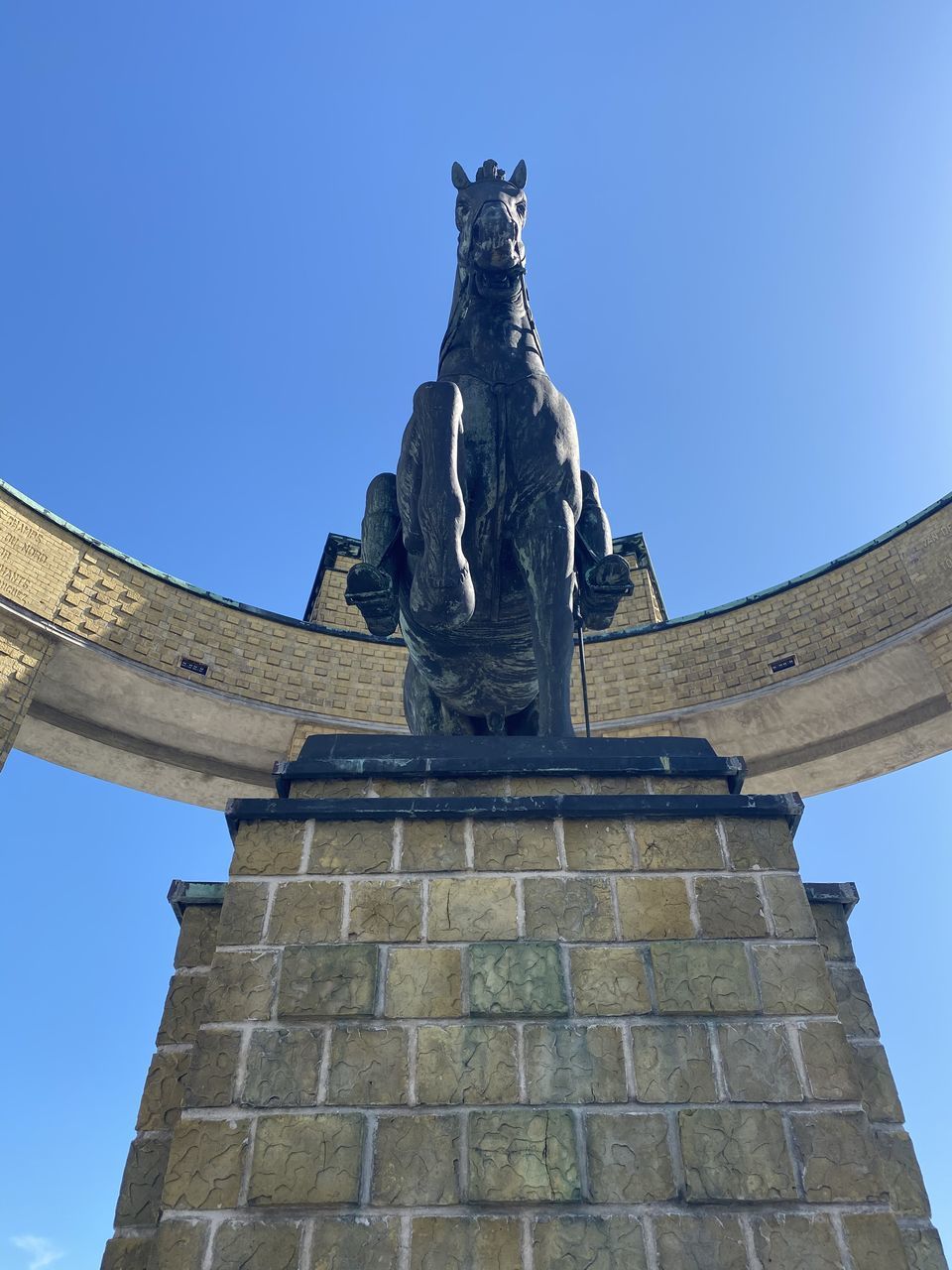 LOW ANGLE VIEW OF STATUE AGAINST CLEAR BLUE SKY