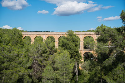 Arch bridge against sky