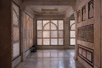 Carved window in the tomb of salim chishti in the fatehpur sikri complex, uttar pradesh, india