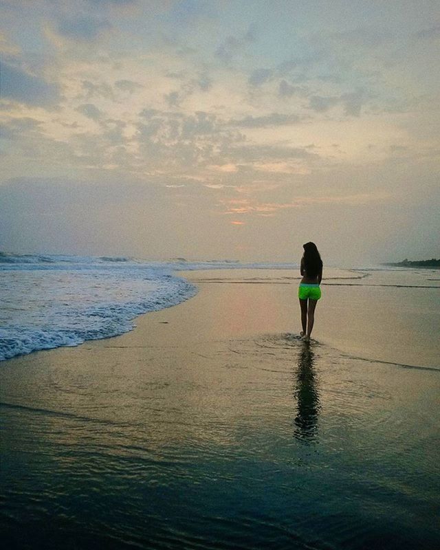 water, sea, full length, lifestyles, leisure activity, rear view, horizon over water, beach, sky, standing, scenics, tranquil scene, tranquility, walking, shore, beauty in nature, nature, vacations