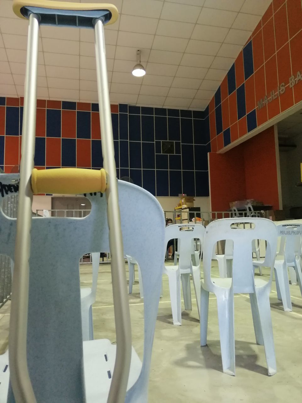 EMPTY CHAIRS AND TABLE IN ROOM