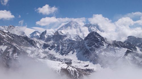 Idyllic shot of snowcapped mt everest against sky